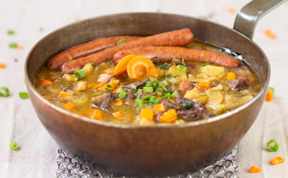 Ein Gemüse-Fleisch-Topf aus dem Harz